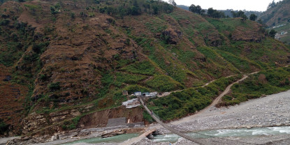 वर्षा याममा दैनिक उपभोग्य सामग्री ढुवानी गर्न समस्या