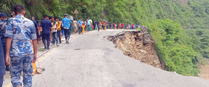 सडक भासिएर अवरुद्ध पृथ्वी राजमार्ग एकतर्फी खुल्यो
