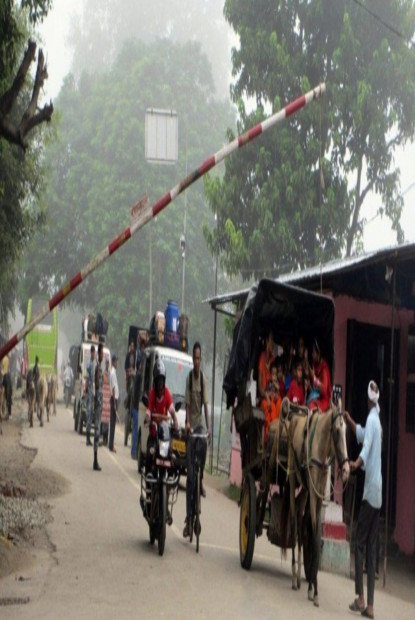 कोरोना त्रासमा देश फर्किएकाहरु दसैंमा रोजगारी खोज्दै भारत फर्किए