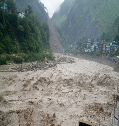 महाकाली नदीबीचमा फसेका तीनको उद्धार,  १५ घर डुबानमा
