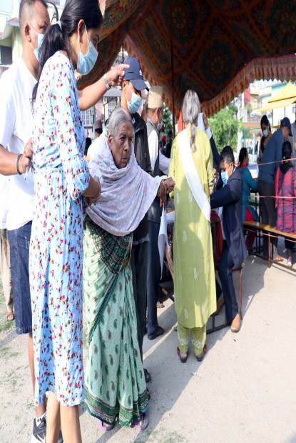 मतदानमा उत्साहः कोही काखे नानी च्यापेर, कोही लौरो टेकेर पुगे बुथमा