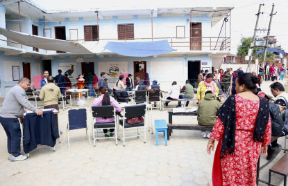 मतदानको निर्धारण समय सकियो, लाइन लागेकाले भोट हाल्न पाउने