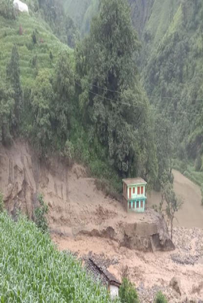 दार्चुलामा पहिरोमा पुरिएर ३ जनाको मृत्यु