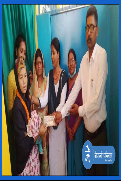 गाउँको वर्थिङ सेन्टरमा सुत्केरी हुने पहिलो महिलालाई वडाध्यक्षले दिए नगद पुरस्कार