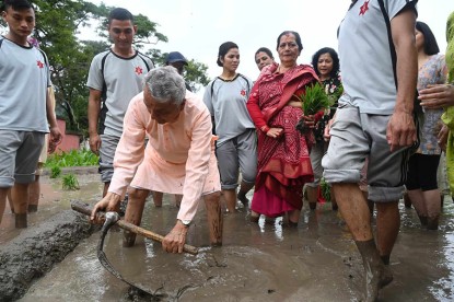राष्ट्रपति पौडेलले शीतल निवासमा रोपे धान 