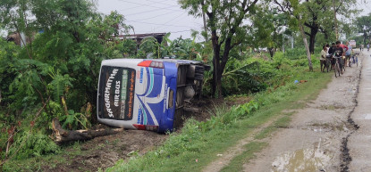 काठमाडौँबाट सुर्खेतका लागि छुटेको बस दुर्घटना
