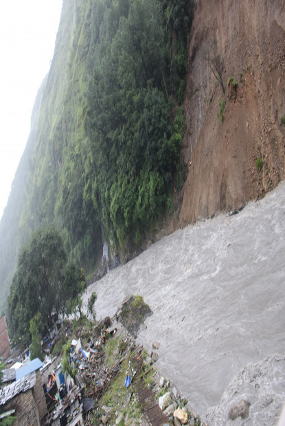 पहिरो खस्दा कालीपुलका आठ घर क्षति, तीन घाइते