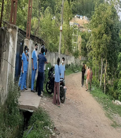 आयुर्वेद चिकित्सकमाथि हातपात गर्ने पक्राउ