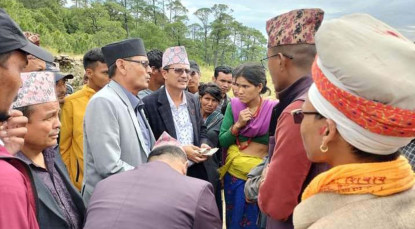 श्रममन्त्री कुँवरद्वारा पहिरो प्रभावित क्षेत्रको निरीक्षण