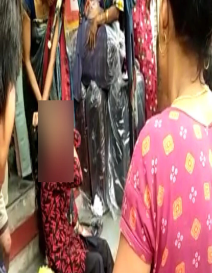 आफ्नो श्रीमानसँग अवैध सम्बन्ध रहेकाे शंकामा महिलाले बिच सडकमा युवतीको कपाल काटिदिइन
