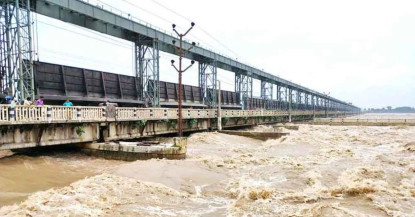 कोशी ब्यारेजमा पानीको सतह बढ्यो, ३० ढोका खोलिए