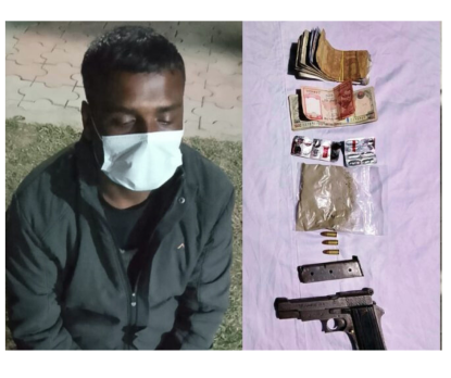 पेस्तोलसहित भारतीय नागरिक पक्राउ