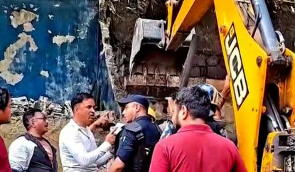 तीन नम्बर पुल क्षेत्रका संरचनामा डोजर, ७० बढी होटल व्यवसायी विस्थापित