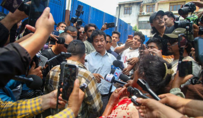 थापाथली सुकुम्बासी बस्तीको अवस्था अवलोकन गर्दै हर्क साम्पाङ