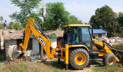 अतिक्रमण हटाउँदै कोहलपुर नगरपालिका, वास्तविक सुकुम्बासीलाई संरक्षण गर्ने दाबी