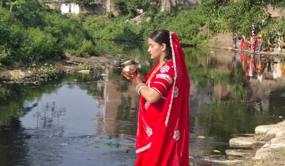 छठ पूजाको तेस्रो दिन,अस्ताउँदो सूर्यलाई अर्घ अर्पण