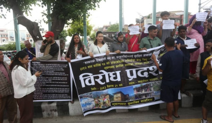 जाजरकोटका भूकम्पपीडितद्वारा पुनर्निर्माणमा ढिलाइको विरोध, माइतीघरमा प्रदर्शन