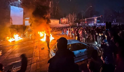 इरानमा प्रदर्शनकारीहरूले दमनको सामना गर्दै सडकमा उत्रिए