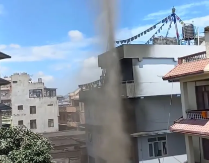 बोरिङ खन्ने क्रममा जोरपाटीमा निस्कियो लेदो माटो र पानीसहितको फोहोरा (भिडिओ)