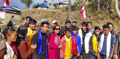 दोलखामा एमाले र नेकपाका युवाहरु कांग्रेस प्रवेश