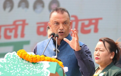 सर्लाहीका विवेक मण्डलको परिवारलाई गगन थापाद्वारा १ लाख राहत
