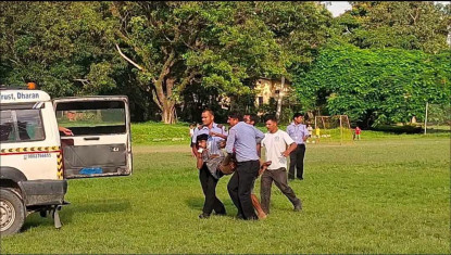 सिरहामा गोली लागेर घाइते भएका युवकलाई सेनाको हेलिकप्टरमार्फत धरान ल्याइयो