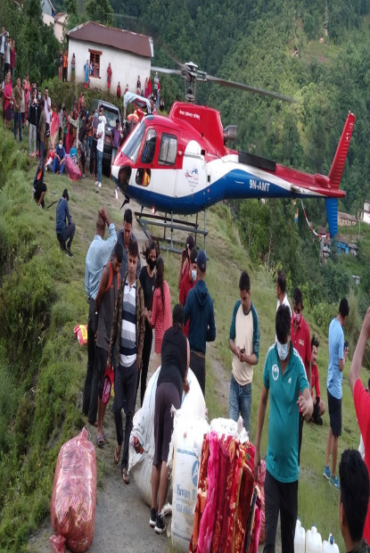 बाढीपिडीतको सेवामा निरन्तर जुट्दै युवा संघ, हेलम्बुपछी मनाङ पुगेर राहत वीतरण 