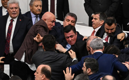 संसद्‌मा सांसदबीच कुटाकुट