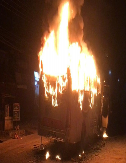 गुडिरहेको बसमा आगलागी, यात्रु सकुशल