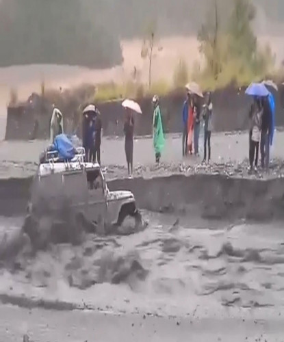 गुल्मीमा खोलाले जीप बगायो