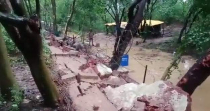 उत्तर प्रदेशमा पर्खाल भत्किँदा ९ जनाको मृत्यु