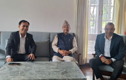 कांग्रेस सभापति थापा र उपसभापति शर्माद्वारा नेता खड्कासँग भेटवार्ता