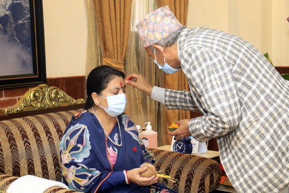 राष्ट्रपति भण्डारीद्वारा गुरूहरूको हातबाट टीका ग्रहण