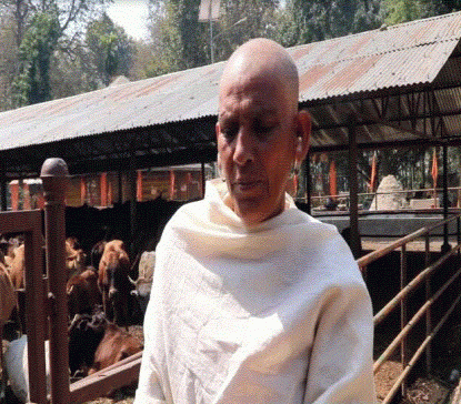 कपाल खौरिएर सेतो कपडामा बरखी बार्दै गाईको शोकमा किरिया बसेपछि...