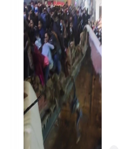 पशुपतिमा दर्शनार्थीको भार थेग्न नसक्दा पुलको पर्खाल भत्कियो, २ जना घाइते