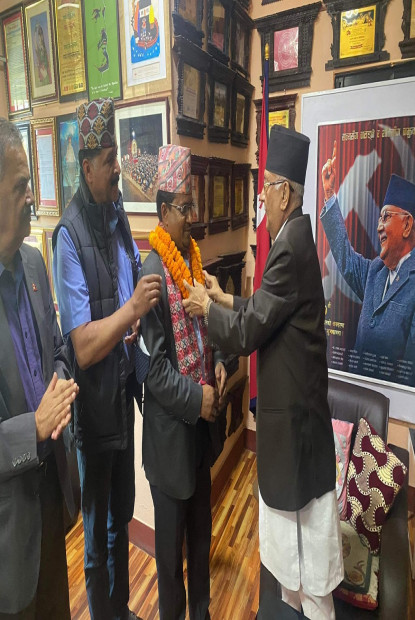 माओवादीबाट निर्वाचित गाउँपालिकाका अध्यक्ष डल्लाकोटी एमालेमा प्रवेश