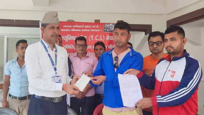 वाइसीएलद्वारा दार्चुलाका बाढी पहिरो पीडितका लागि राहत सामग्री हस्तान्तरण