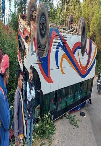 बाजुरा जाँदै गरेको बस डडेल्धुरामा दुर्घटना