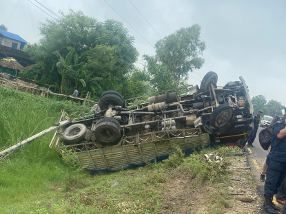 तीन गाडी ठोक्किएः १ जनाको मृत्यु, ९ घाइते