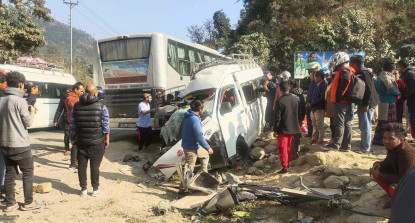 बस र माइक्रोबस ठोक्किँदा एकको मृत्यु, १४ घाइते