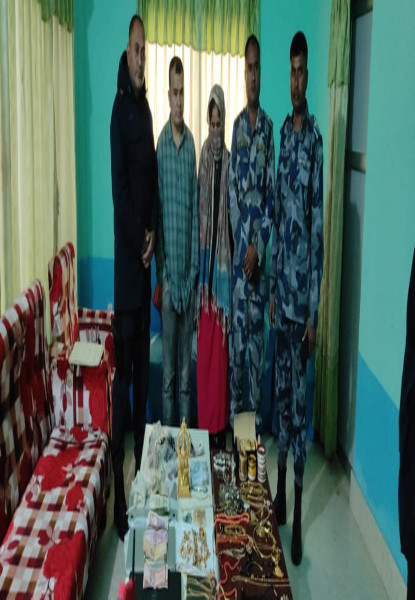 चोरेर ल्याएको गहना र विभिन्न देशका मुद्रासहित दुई जना पक्राउ