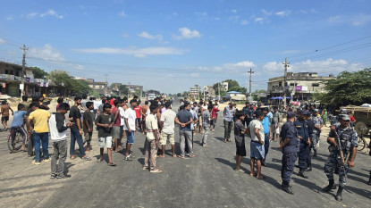 सिरहामा प्रधानमन्त्रीको राजीनामा माग्दै पूर्व–पश्चिम राजमार्ग अवरुद्ध
