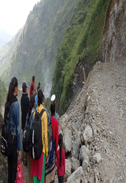 सडक अवरुद्व हुँदा बिरामीलाई समस्या