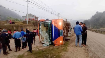 पोखराबाट काठमाडौं आउँदै गरेको पर्यटक बस तनहुँमा दुर्घटना,  ६ जना चिनियाँ पर्यटक घाइते