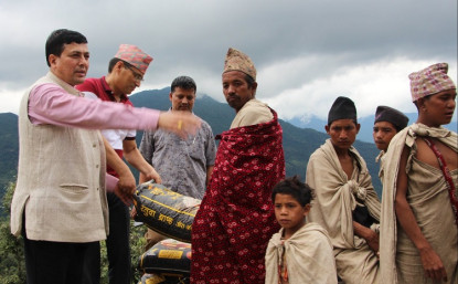 सङ्क्रान्ति मनाउन राउटे समुदायलाई चामल सहयाेग