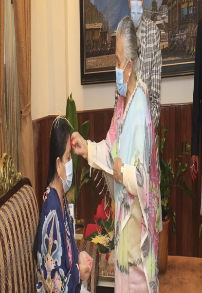 आज पनि मान्यजनबाट दशैँको टीका लगाइँदै