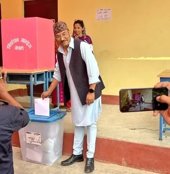 राप्रपा नेपाल अध्यक्ष कमल थापाले गरे मतदान