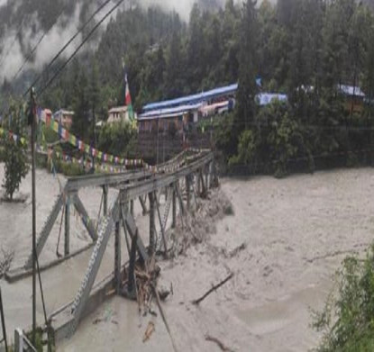 मस्र्याङ्दी नदीको पुल भासियो, खाद्यान्न ढुवानी रोकियो