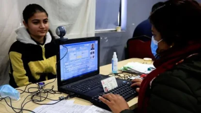 धमाधम नयाँ मतदाता नामावली थपिदै 