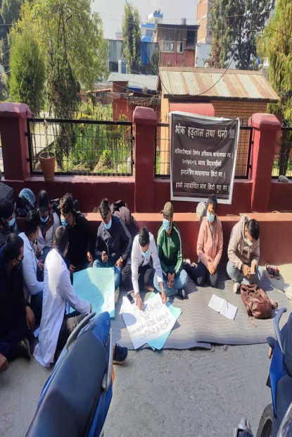 इन्टर्नसिपको निर्णय कार्यान्वयन गर्न माग गर्दै काउन्सिलमा भोक हड्ताल र धर्ना जारी